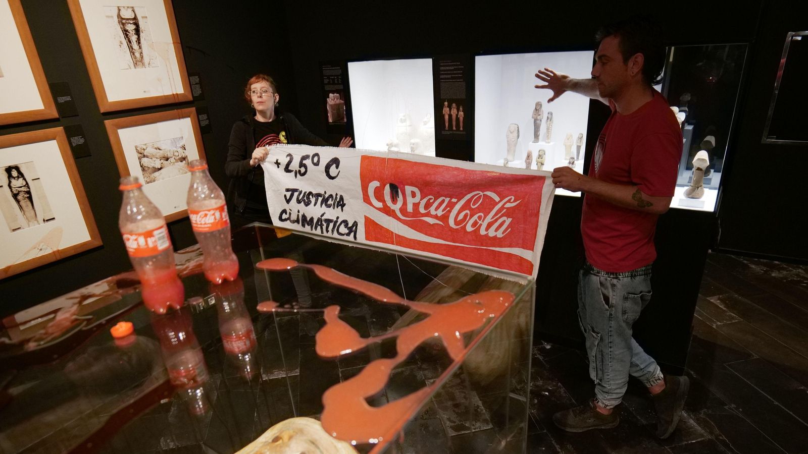 Activistes taquen la vitrina del Museu Egipci de Barcelona