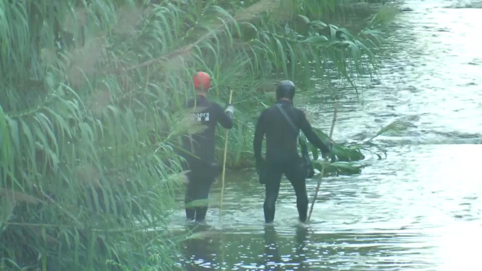 Imatges de la recerca d'un bebé presumptament abandonat al riu Besòs