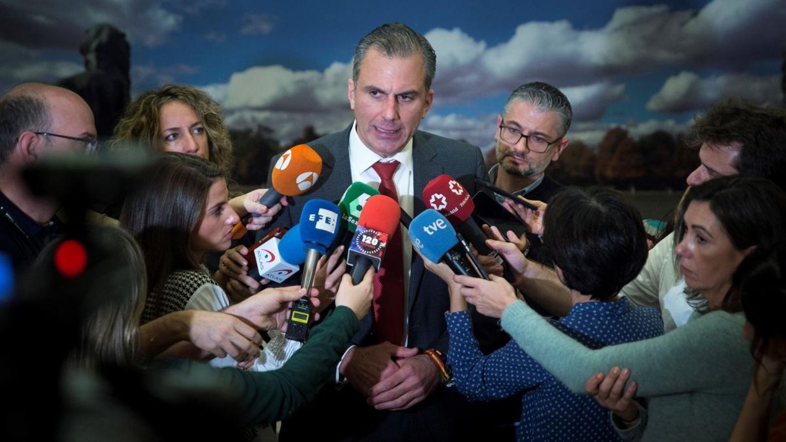 Ortega Smith atén els mitjans després del ple celebrat aquest dimarts a l'Ajuntament de Madrid