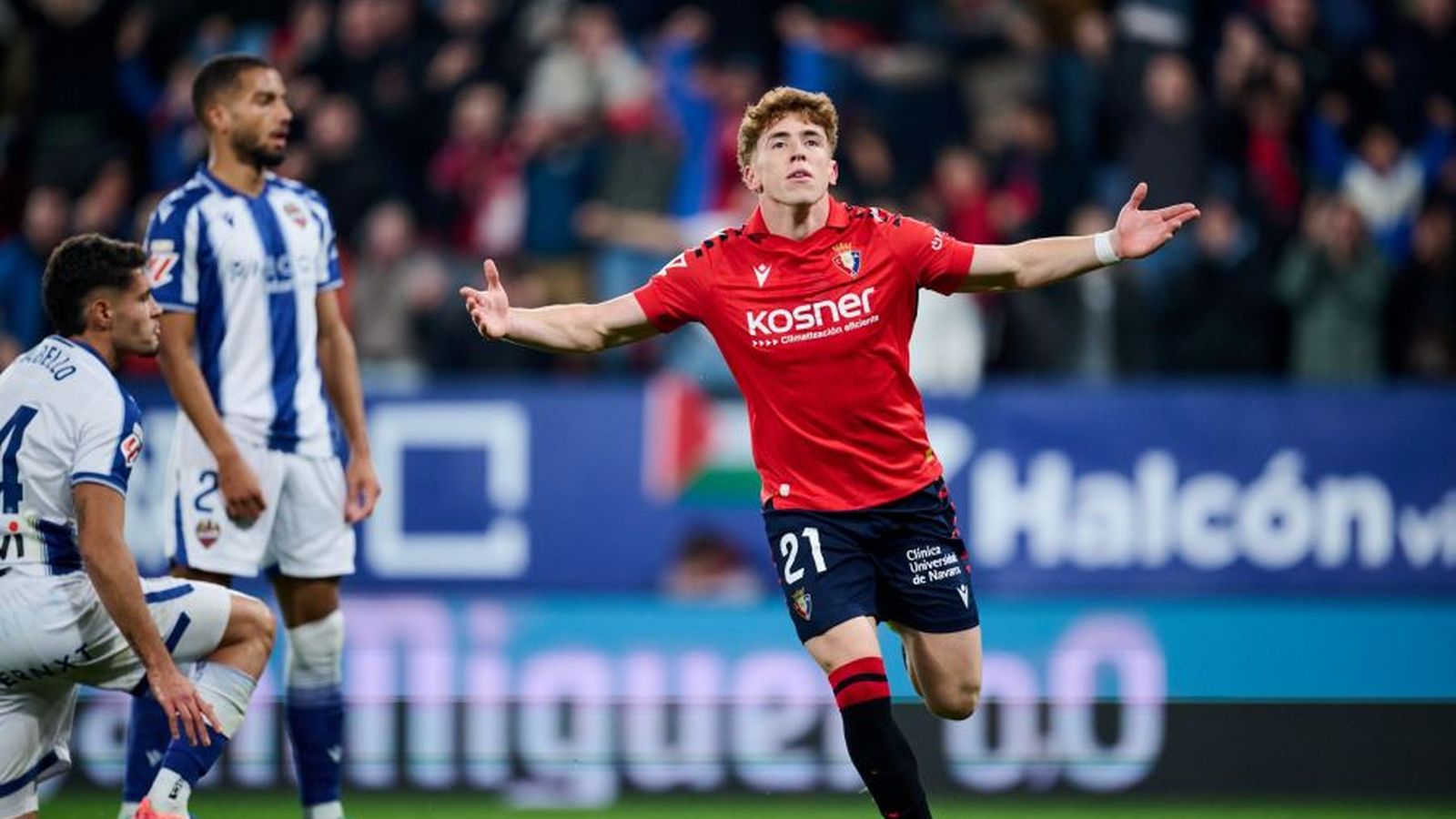 Víctor Muñoz celebra el primer gol del partit