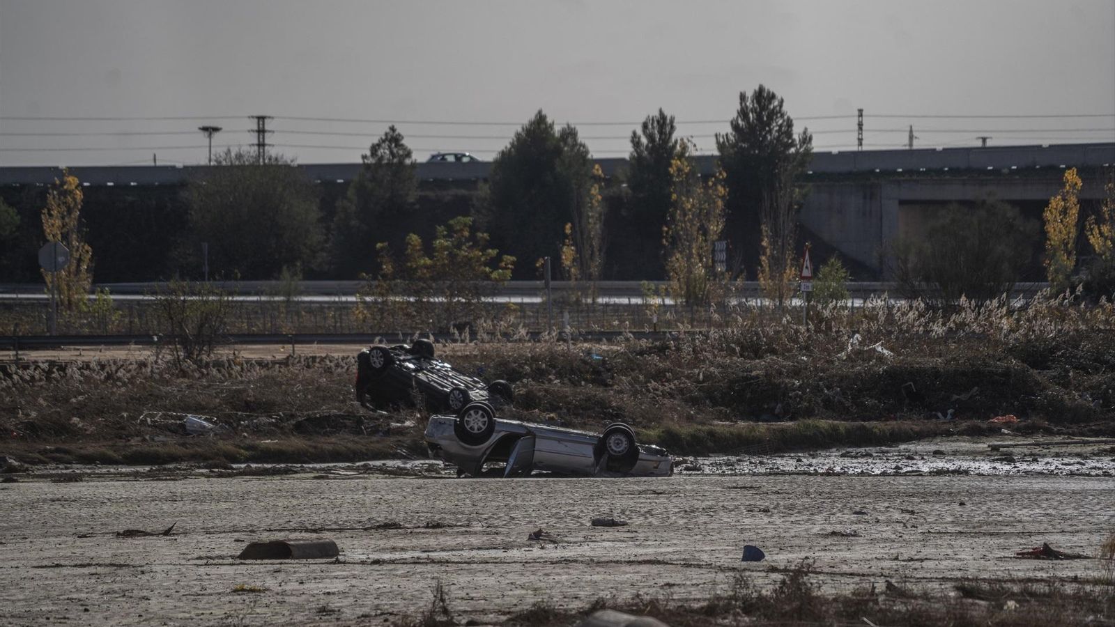 Dos vehicles bolcats, un mes després de la riuada a Utiel Dos vehicles bolcats, un mes després de la riuada a Utiel