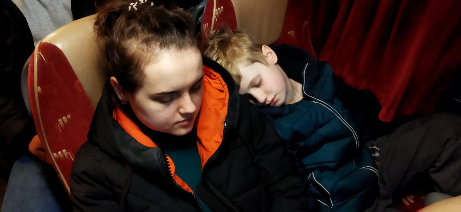 Dos xiquets dormen a l'autobús