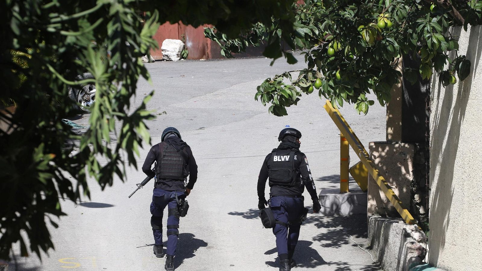 Una patrulla de la policia haitiana en els voltants de la residència privada de Jovenel Mose