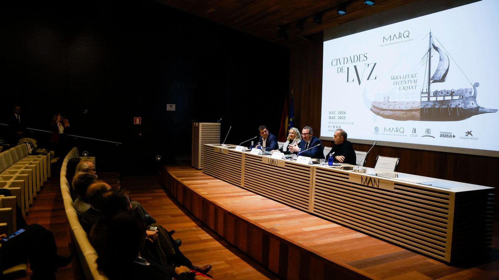 Els representants del MARQ d'Alacant, la diputació i el Museu Arqueològic Nacional en la presentació de l'exposició