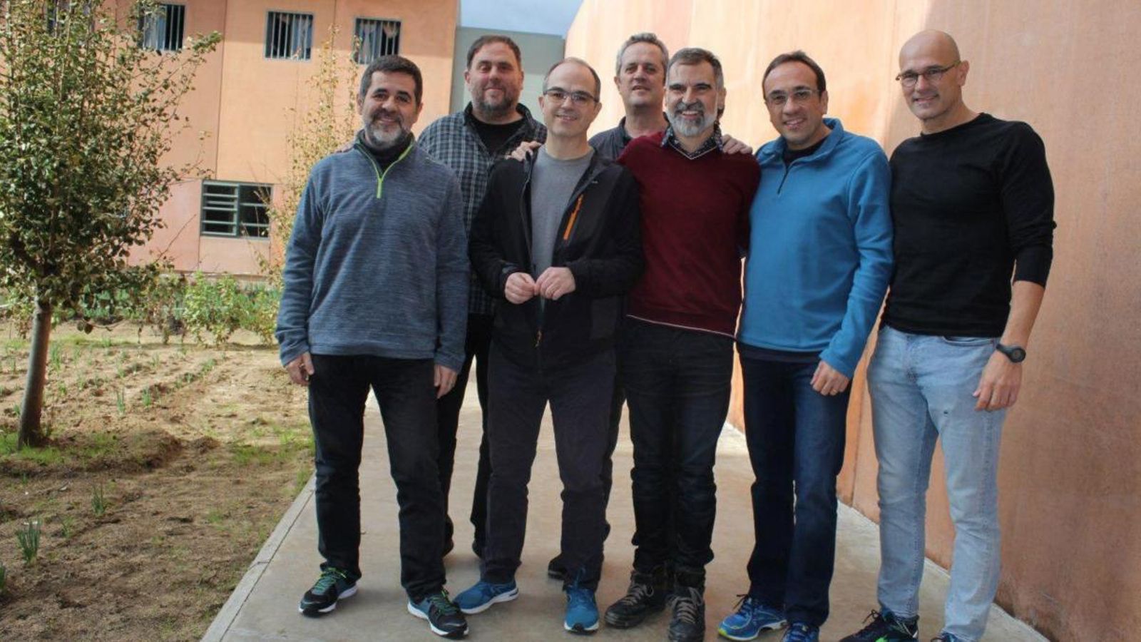 Sànchez, Junqueras, Turull, Forn, Cuixart, Rull i Romeva, a l'interior del centre penitenciari de Lledoners en una imatge d'arxiu