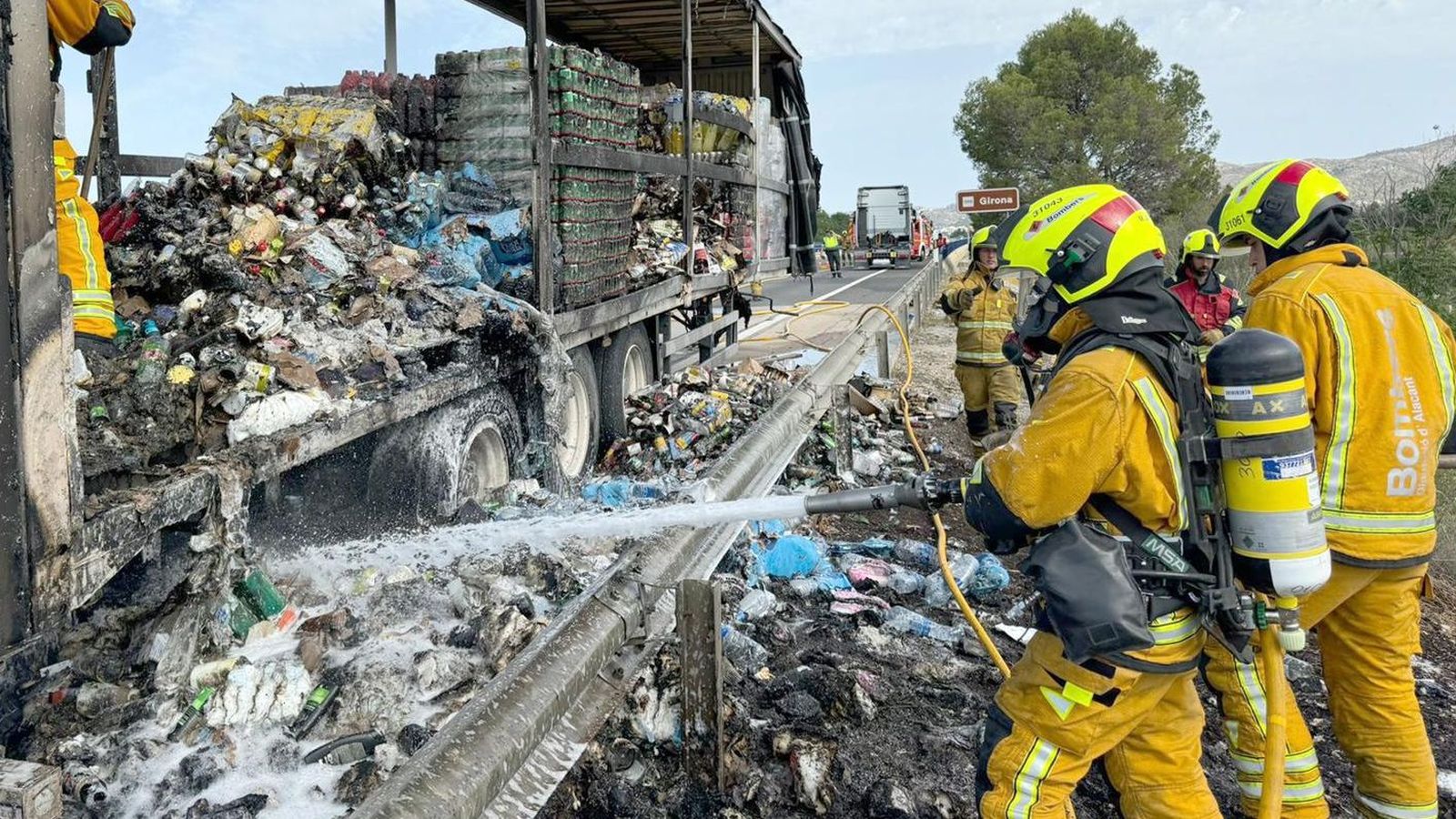Bombers, treballen este divendres, al lloc de l'incendi del camió