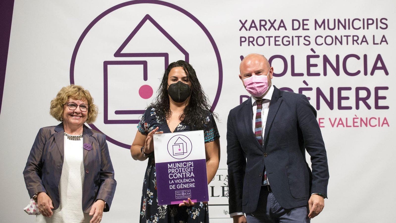 La diputada d'Igualtat, Eli García, i el president de la Diputació de València, Toni Gaspar, entreguen plaques que certifiquen l'adhesió a la Xarxa de Municipis Protegits contra la Violència de Gènere