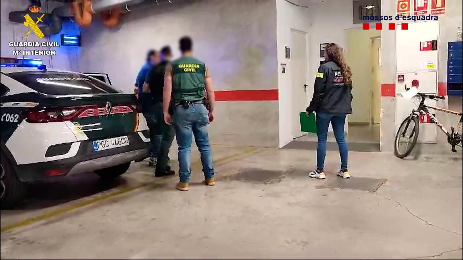 Image d'una de les trenta nou detencions practicades en l'operació conjunta entre  Mossos d'Esquadra i Guàrdia Civil.