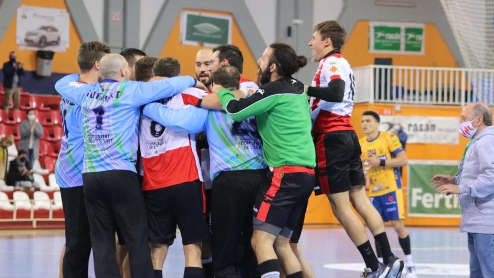 Els jugadprs del Port de Sagunt celebren el triomf