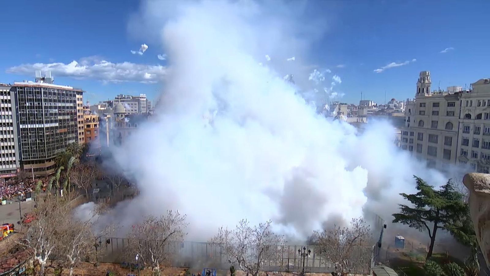 Plaça de l'Ajuntament de València aquest diumenge 3 de març, durant la mascletà