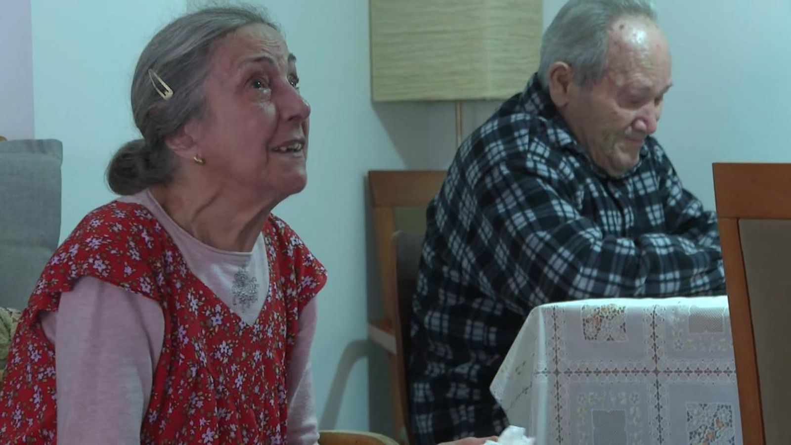 Afectats per la dana que continuen aïllats dins de casa per la falta d'ascensors reclamen amb urgència una solució