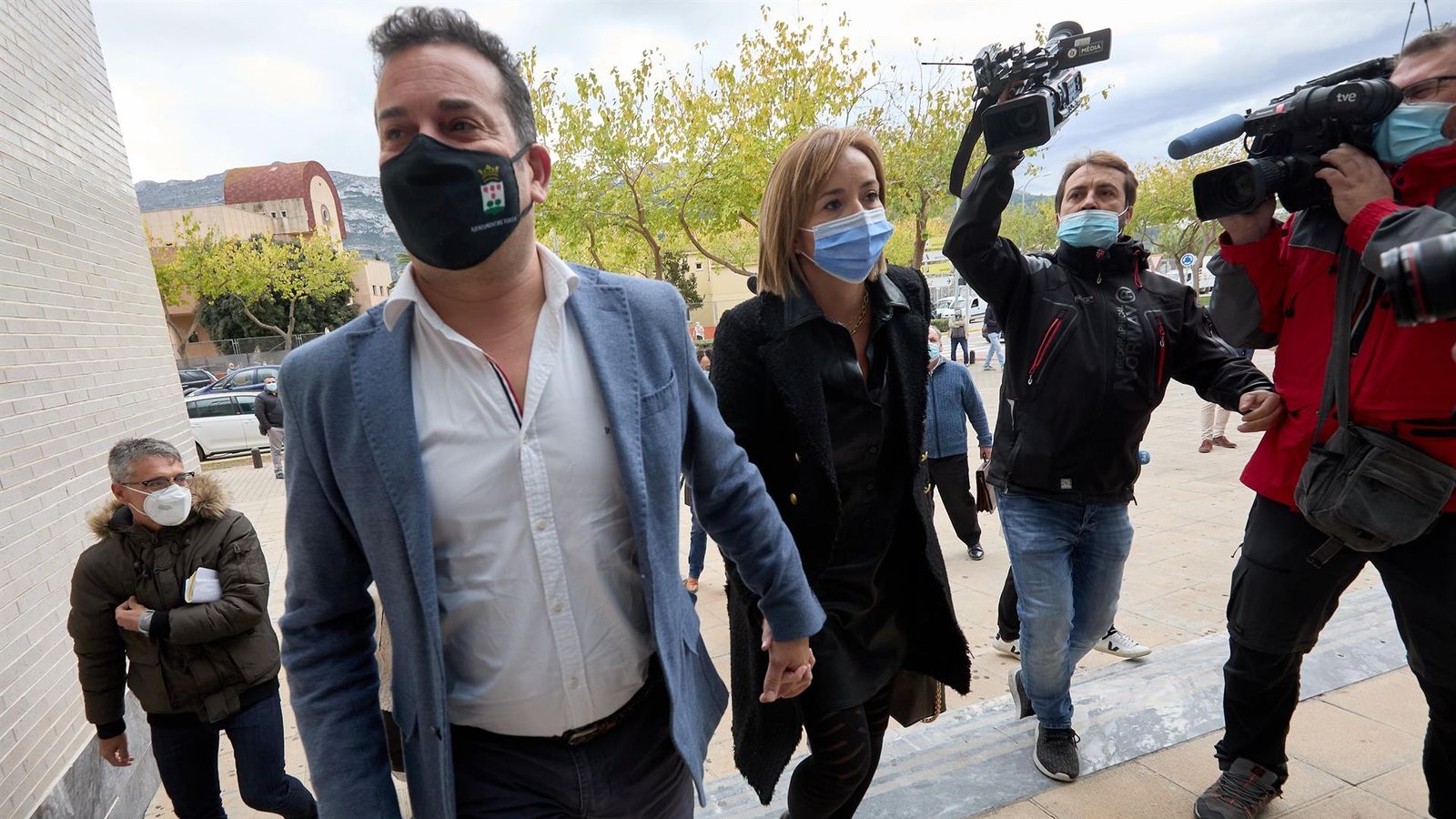 Els alcaldes Ximo Coll i Carolina Vives, aquest dilluns en arribat als jutjats de Dénia