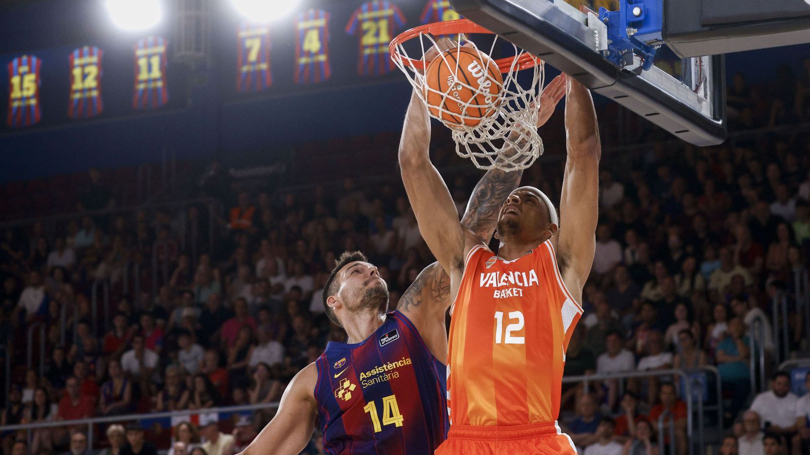 Neal Sako fa una esmaixada al Palau Blaugrana