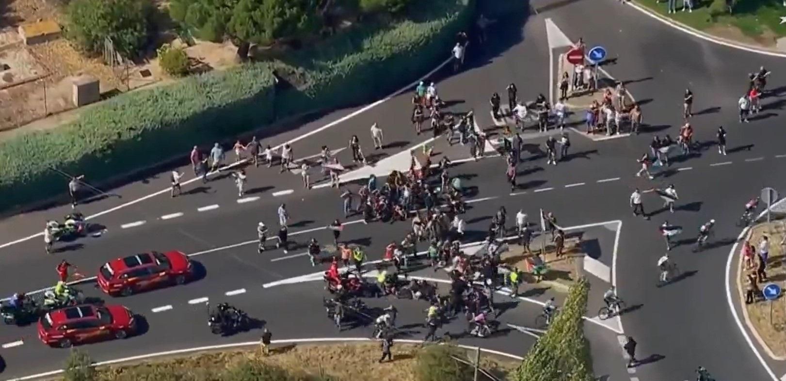 Un grup de manifestants intenta tallar el pas als corredors en la penúltima etapa de la Vuelta a Espanya