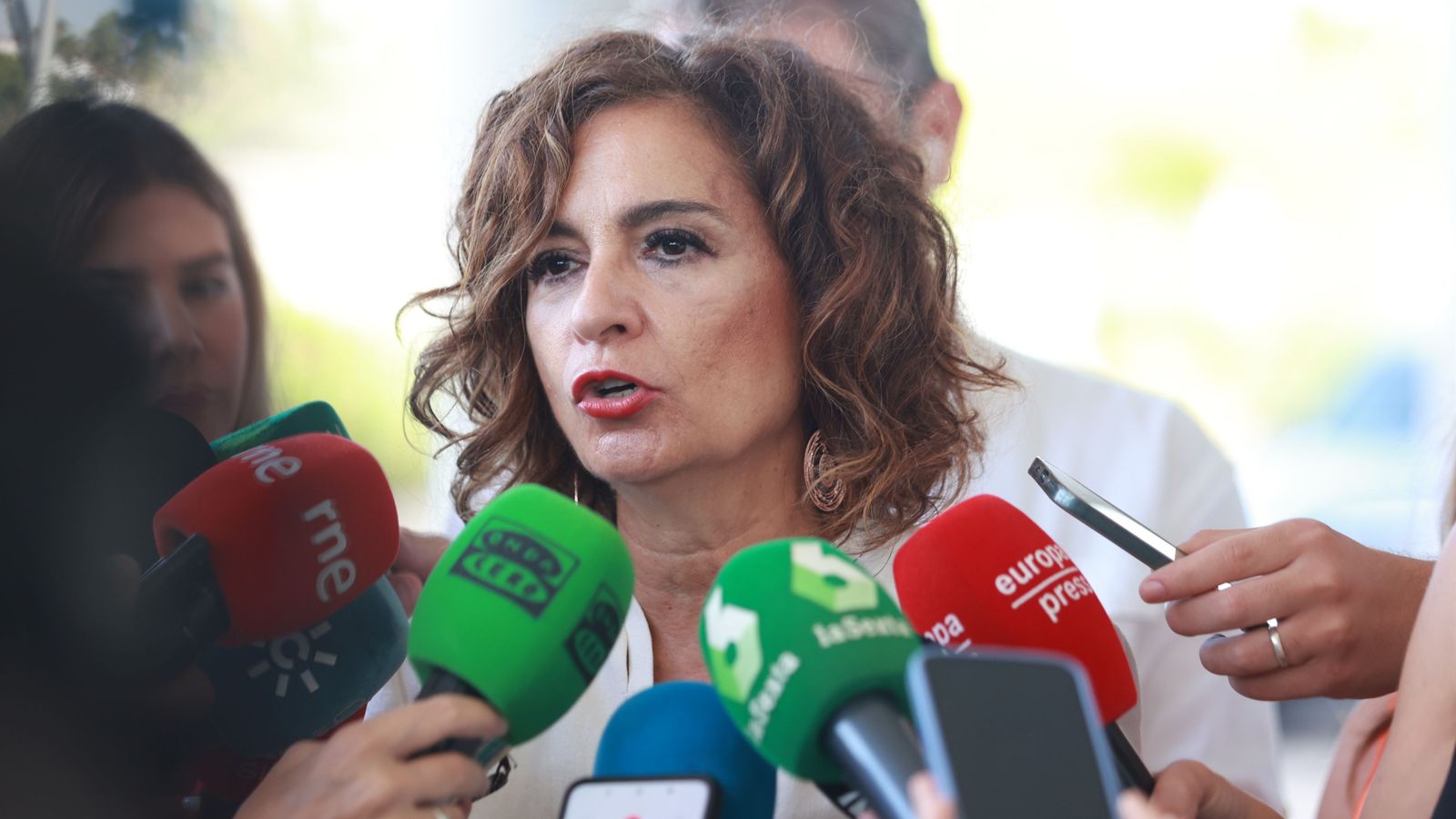 La ministra d'Hisenda en funcions atén els mitjans de comunicació, en una imatge d'arxiu