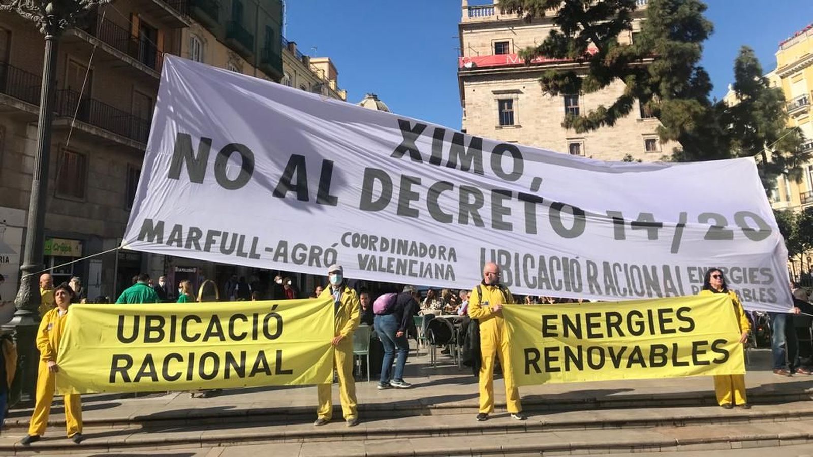 Pancarta enfront del Palau de la Generalitat contra la ubicació irracional de les energies renovables
