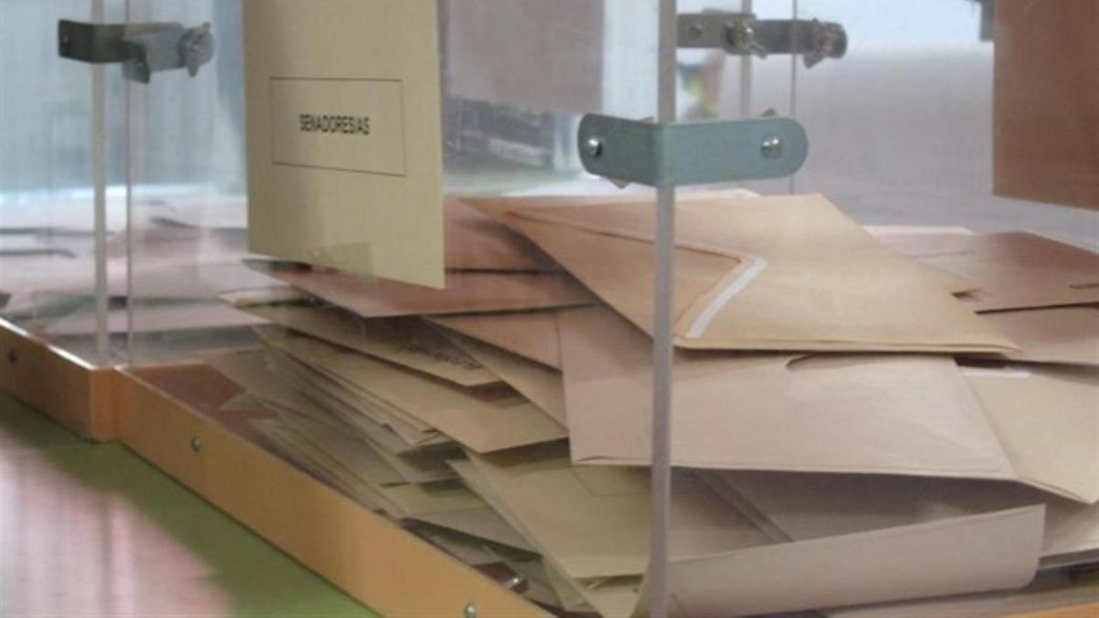 Els electors hauran depositar dos sobres en les urnes el pròxim 10 de novembre