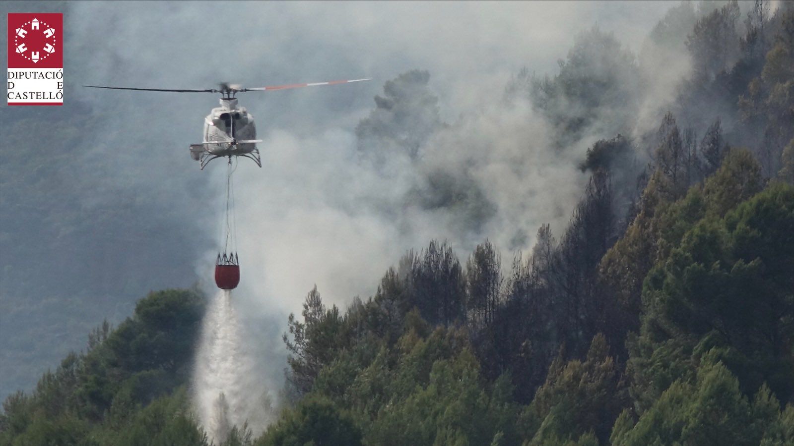 Imatge d'arxiu dels treballs d'extinció de l'incendi a la Serra d'Espadà