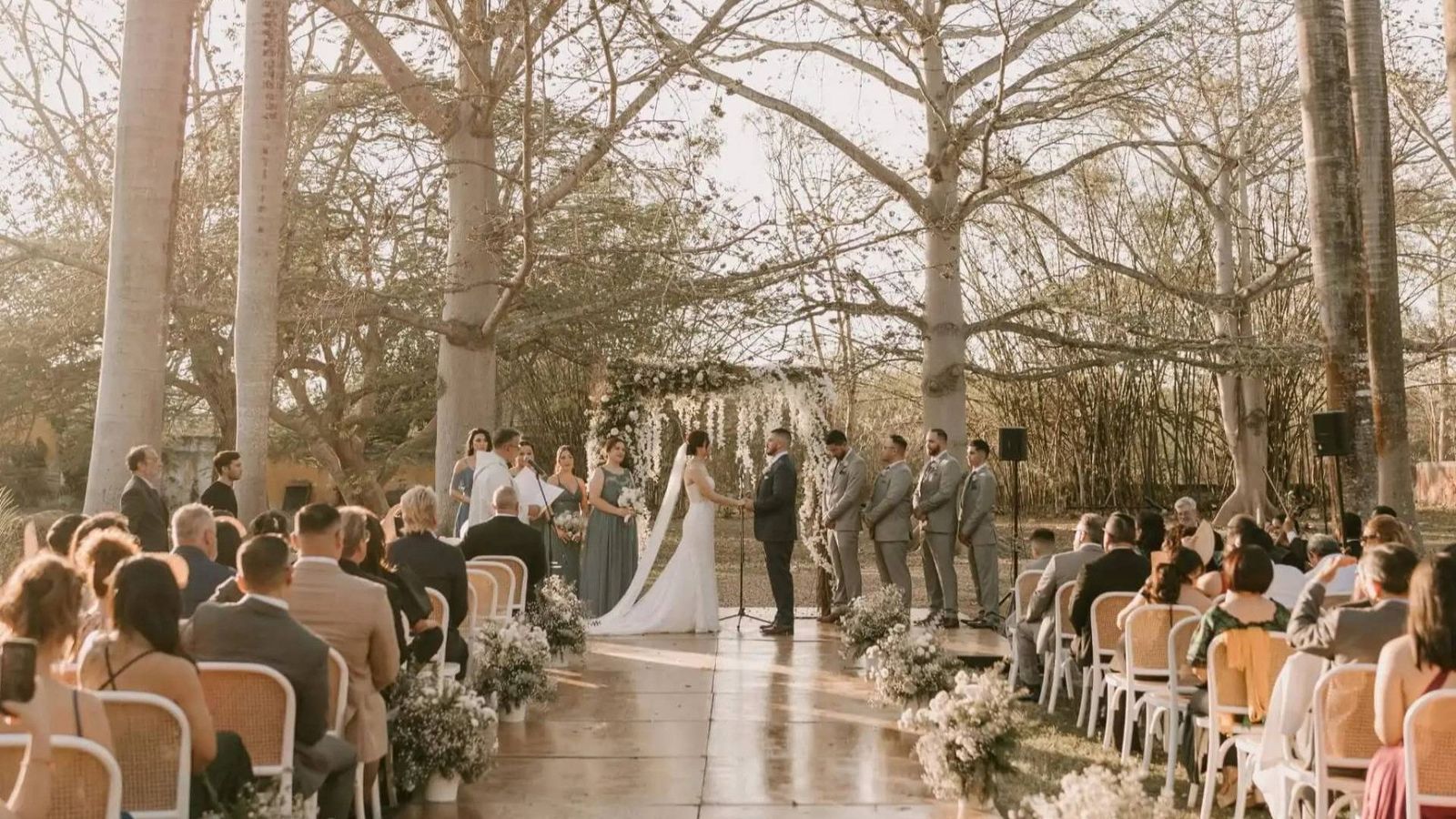 Una parella diu el 'sí, vull" en un saló de bodes, en una imatge d'arxiu