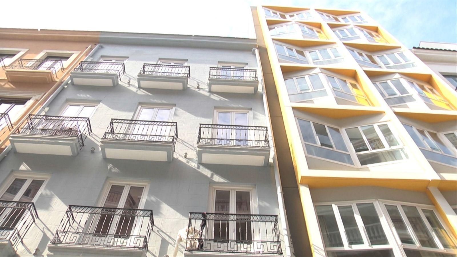 Imatge d'arxiu de la façana de dos blocs d'apartaments turístics