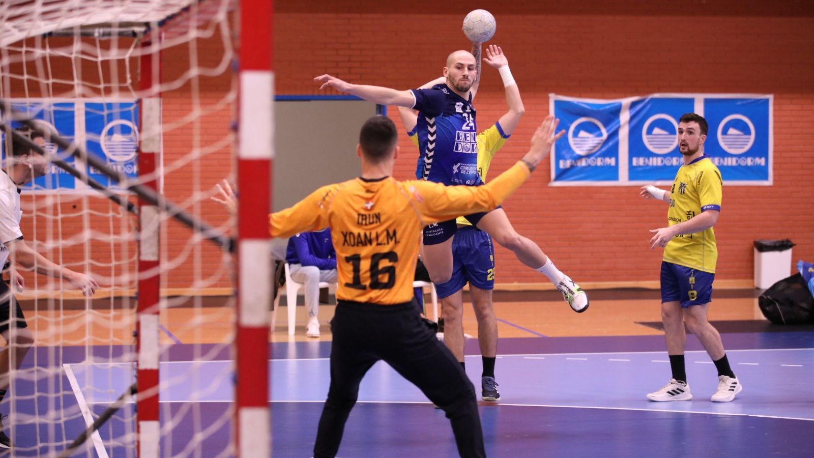 Iván Rodríguez fa un llançament a porta