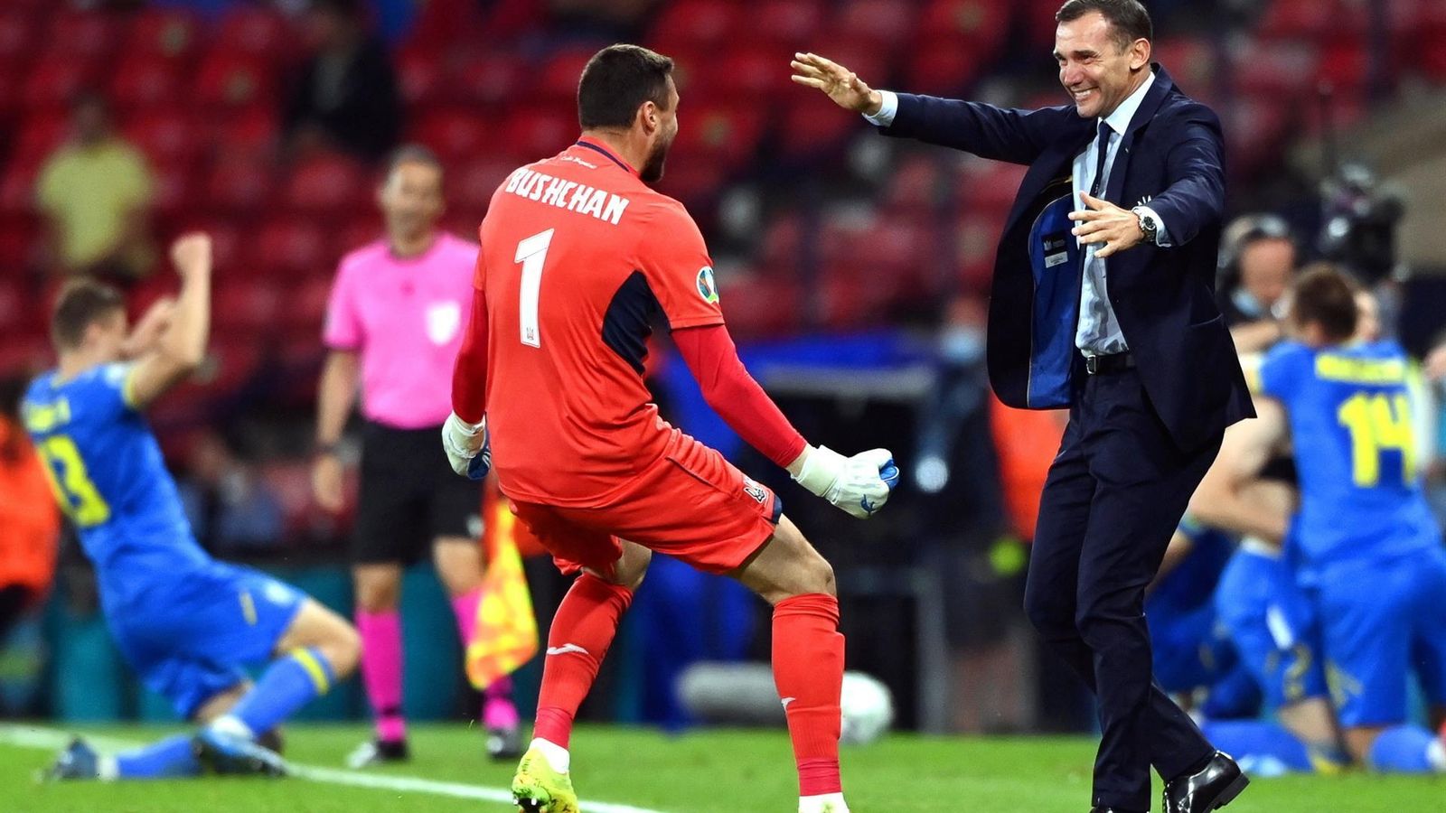 Bushchan celebra amb el seu seleccionador, Shevchenko el pas a quarts.