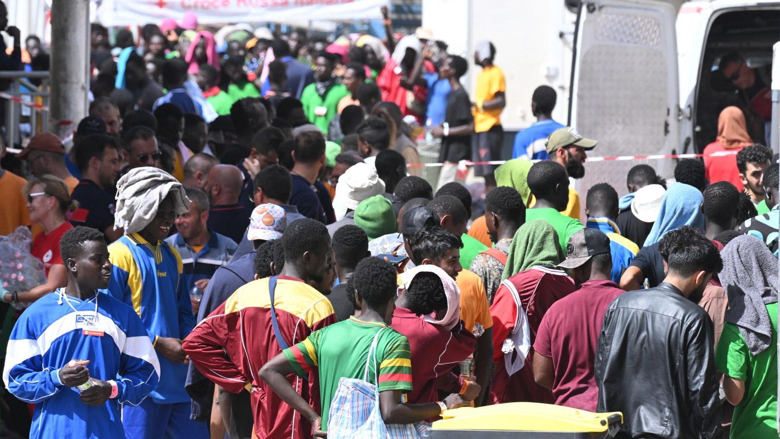Un miler de migrants romanen a la costa de Lampedusa, a Itàlia
