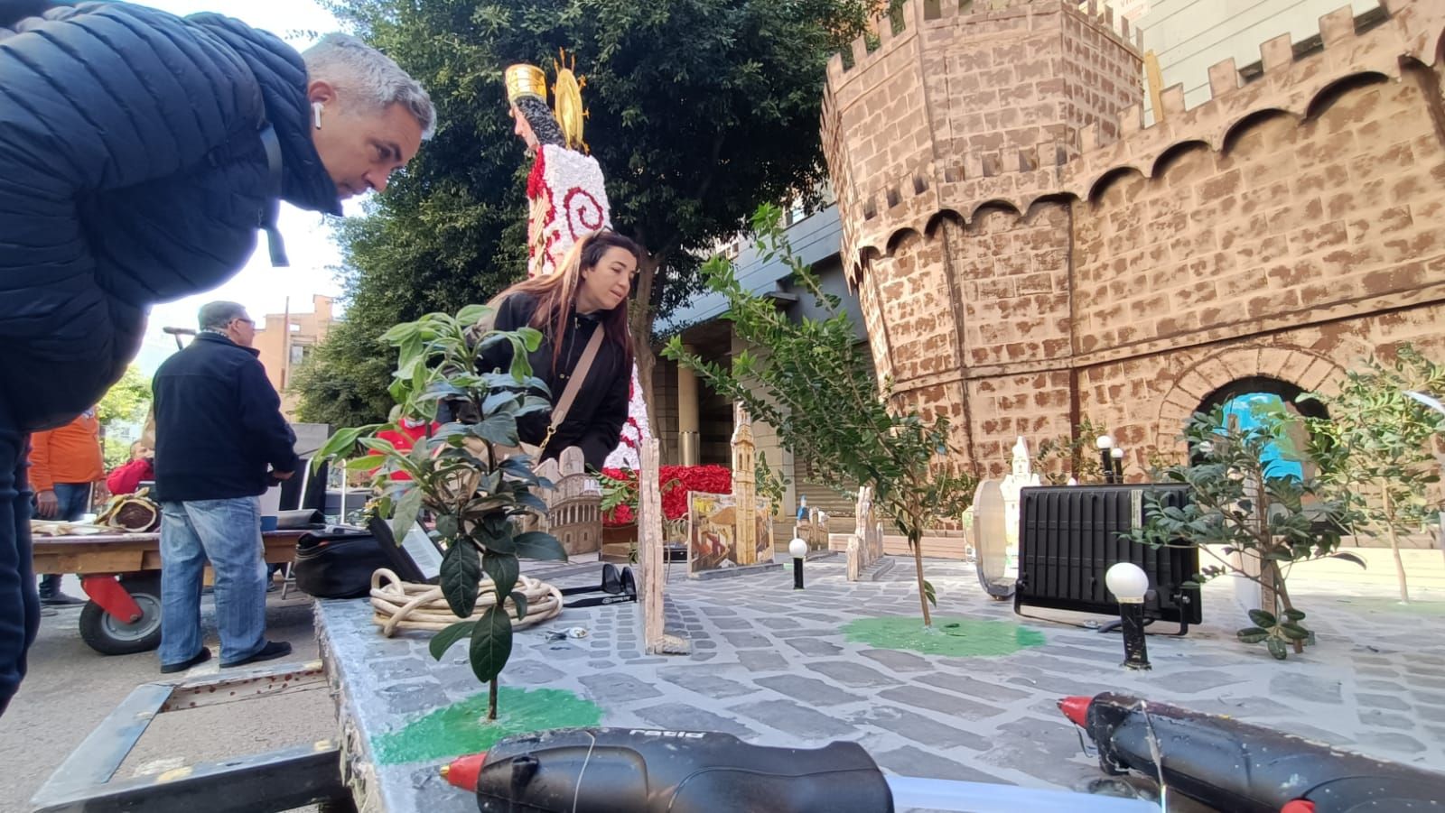 La Falla Albacete-Marvà preparant-se per a la Cavalcada del Ninot