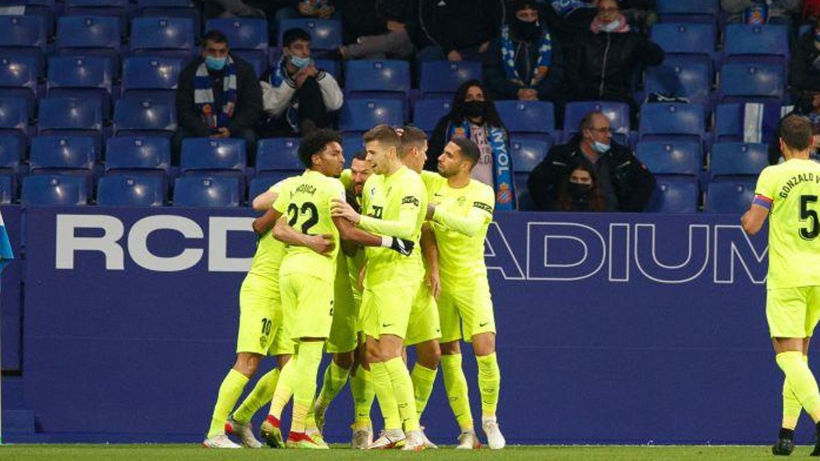 Els jugadors de l'Elx celebren un gol de Pere Milla