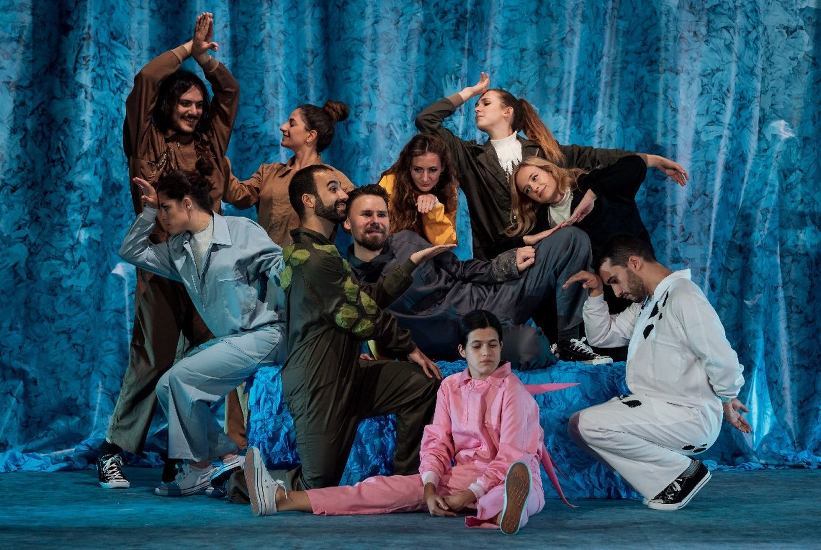 Els actors i actrius interpreten 'El show del nou món' durant la gira del 2020