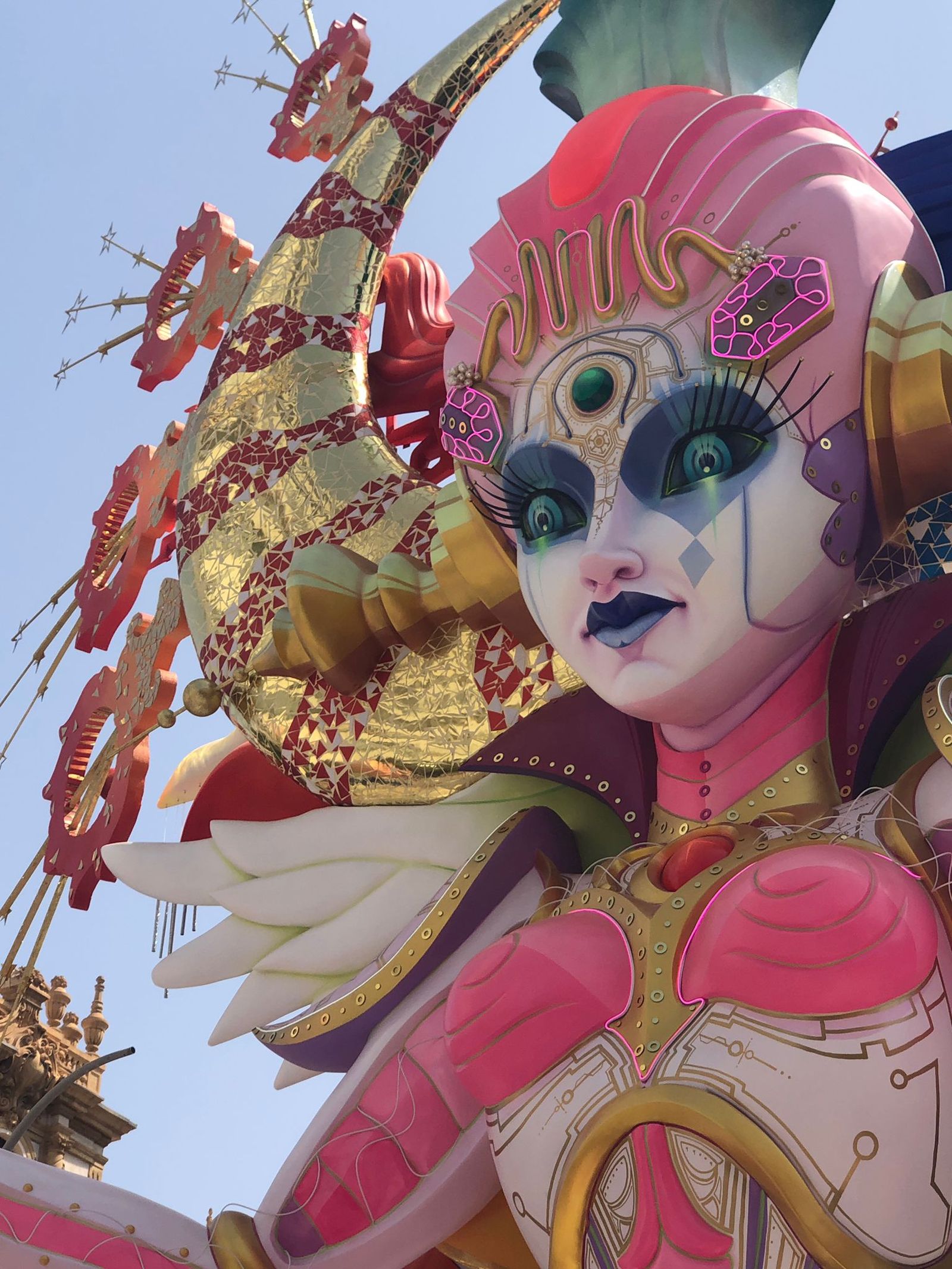 Detall de la foguera guanyadora del primer premi de categoria especial, 'Elemental', de David Sánchez per a la comissió Diputació-Renfe