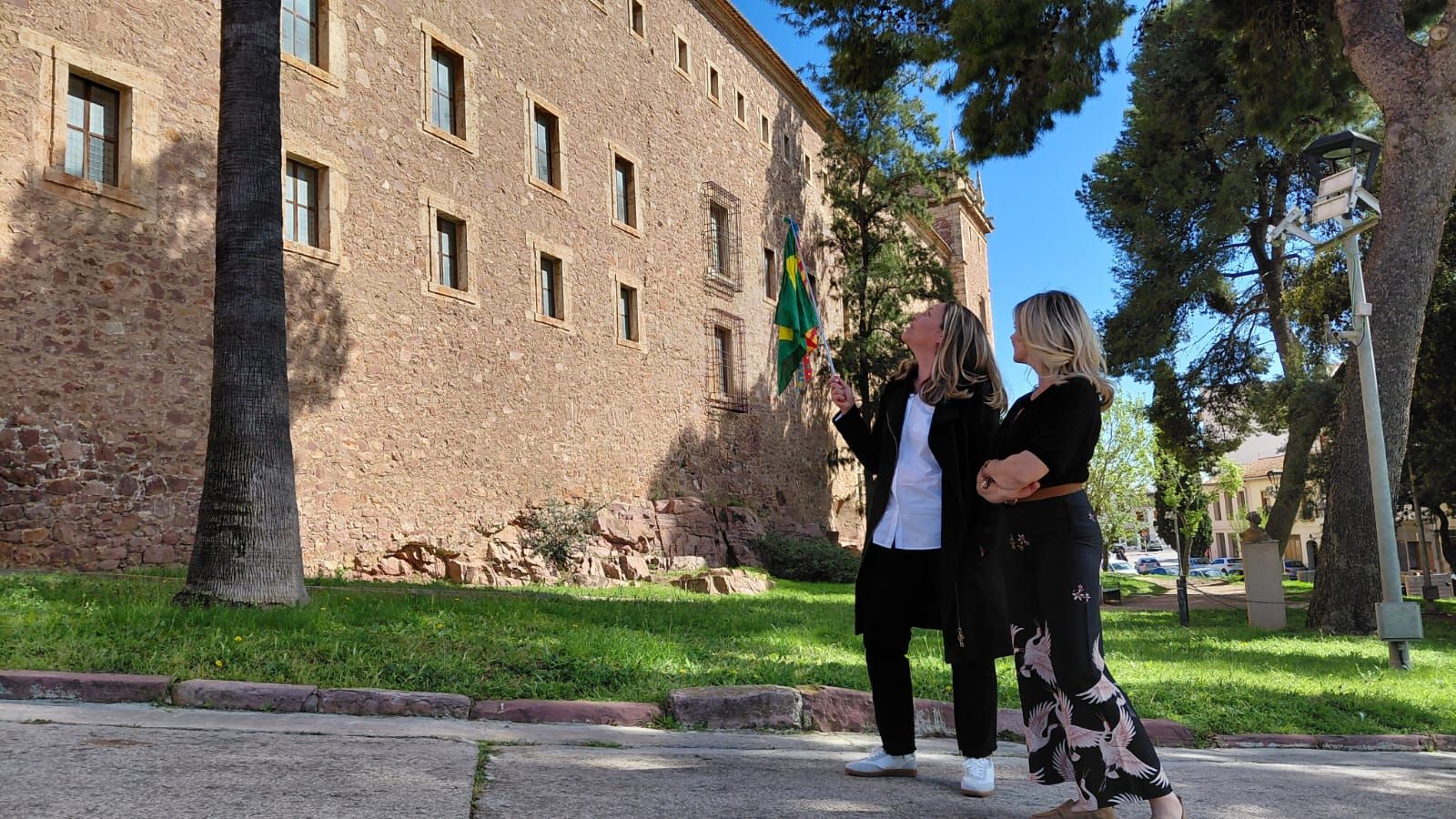 Aline Rabelo i María José Berbegal, davant del Monestir del Puig