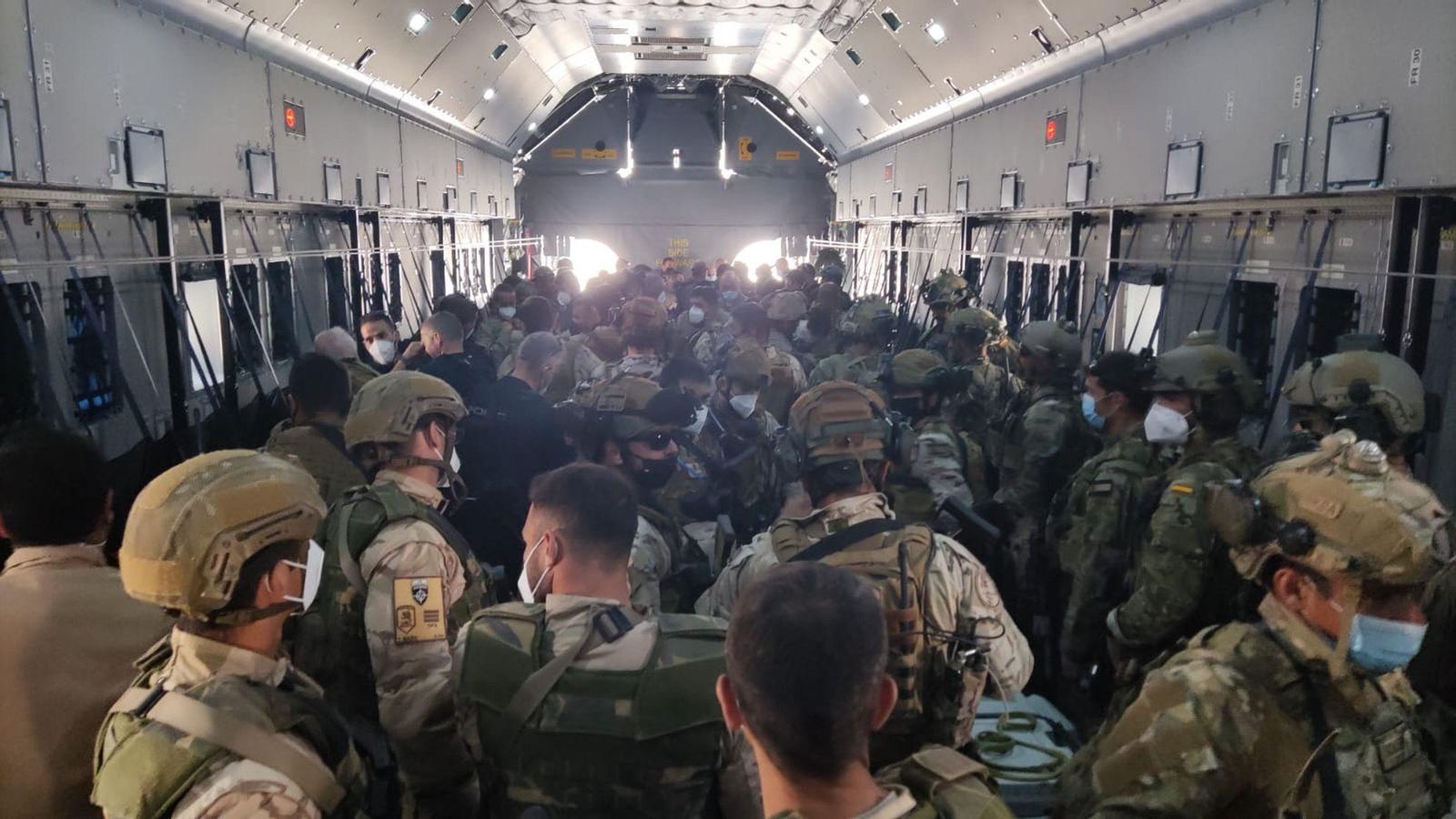 Interior d'una aeronau de l'exèrcit espanyol que transporta als últims evacuats de Kabul, aquest divendres.