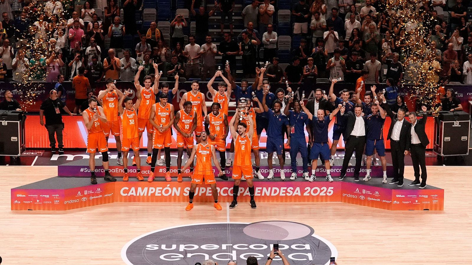 El València Basket celebra el títol de la Supercopa