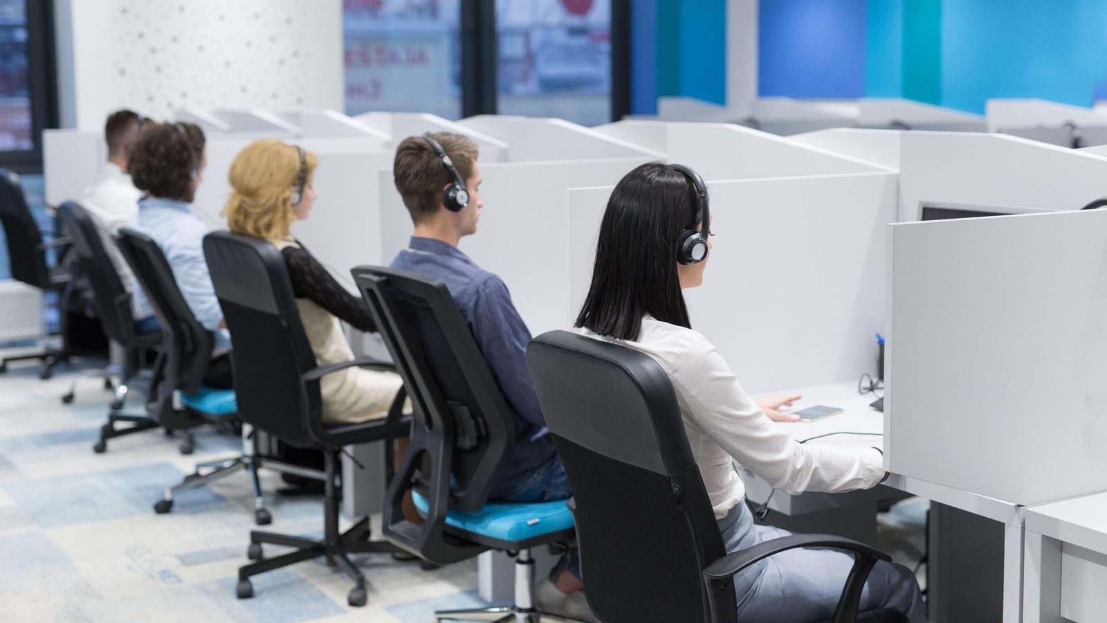Imatge d'arxiu de teleoperadors en el seu centre de treball