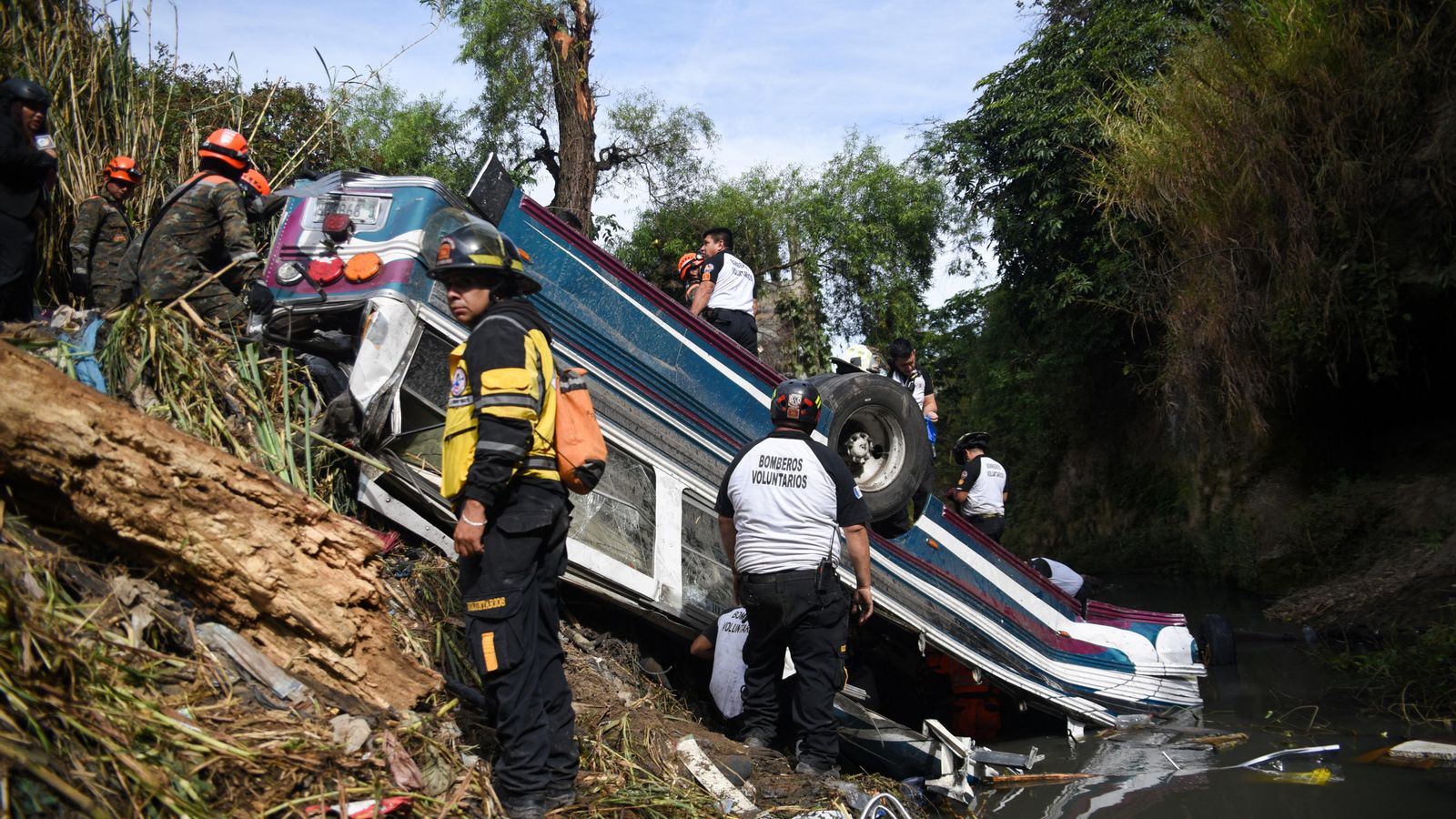 Un accident d'autobús deixa 51 morts i una vintena de ferits