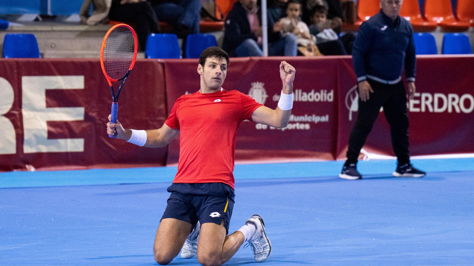 Bernabé Zapata la victòria contra el també valencià Carlos Taberner Bernabé Zapata la victòria contra el també valencià Carlos Taberner