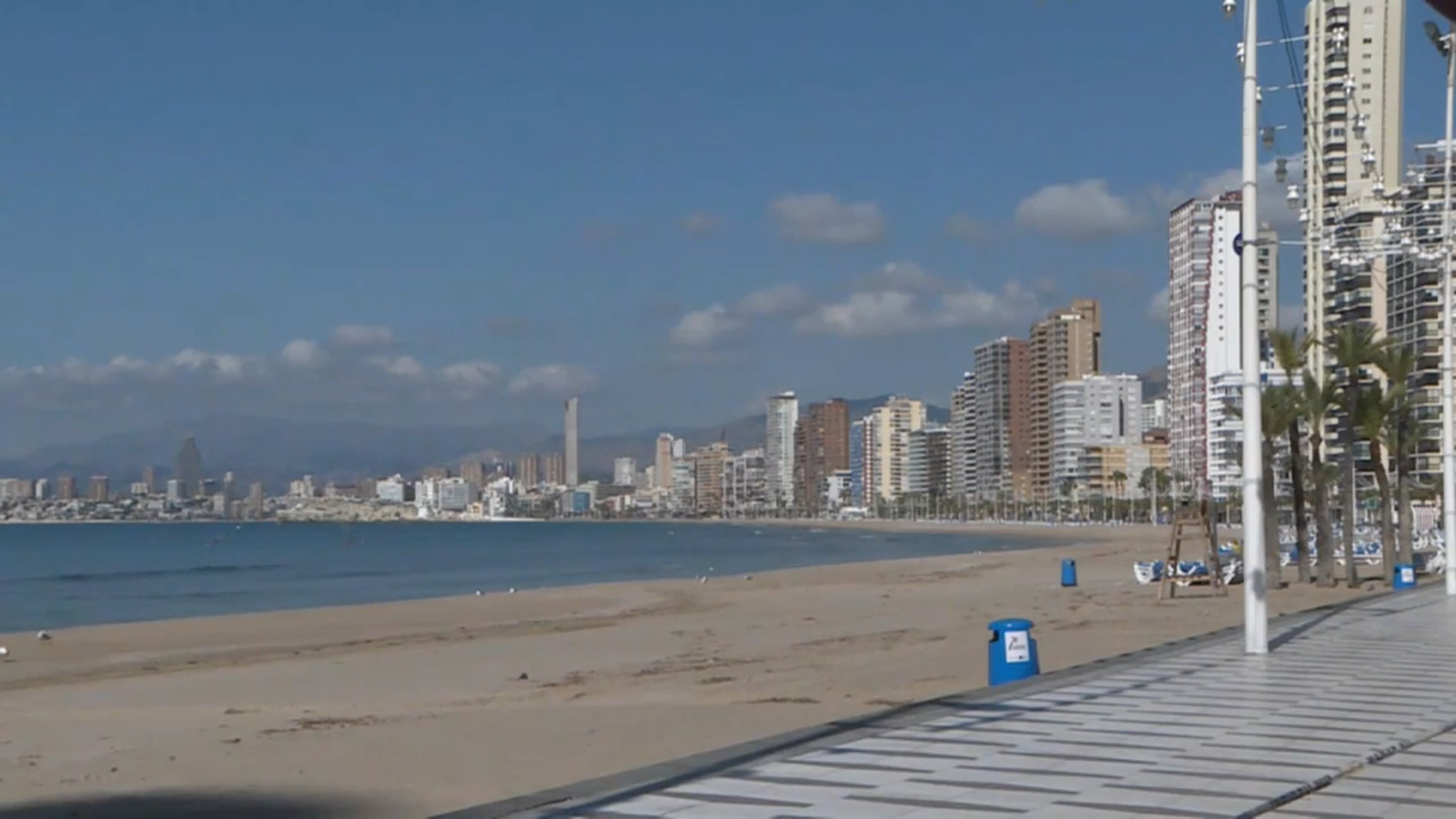 Una platja buida durant la Setmana Santa de l'any passat.