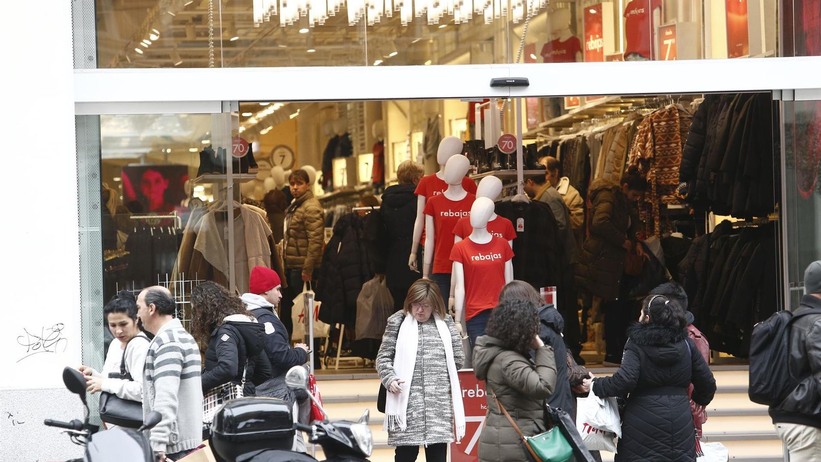 Persones en un establiment comercial