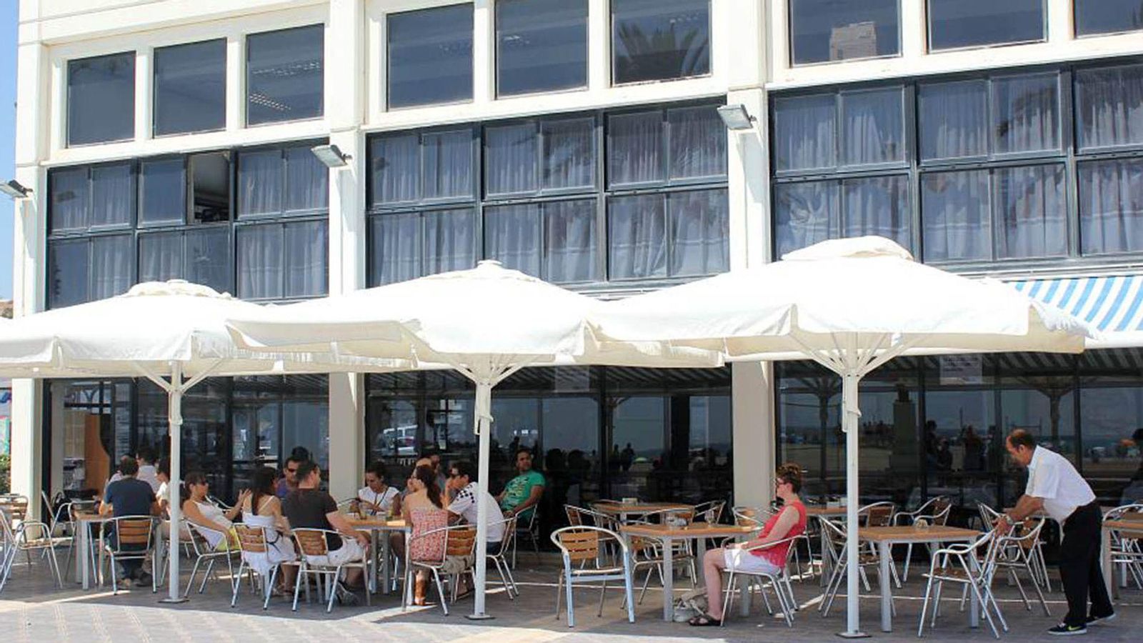 Imatge d'arxiu d'un restaurant del Passeig Marítim de València