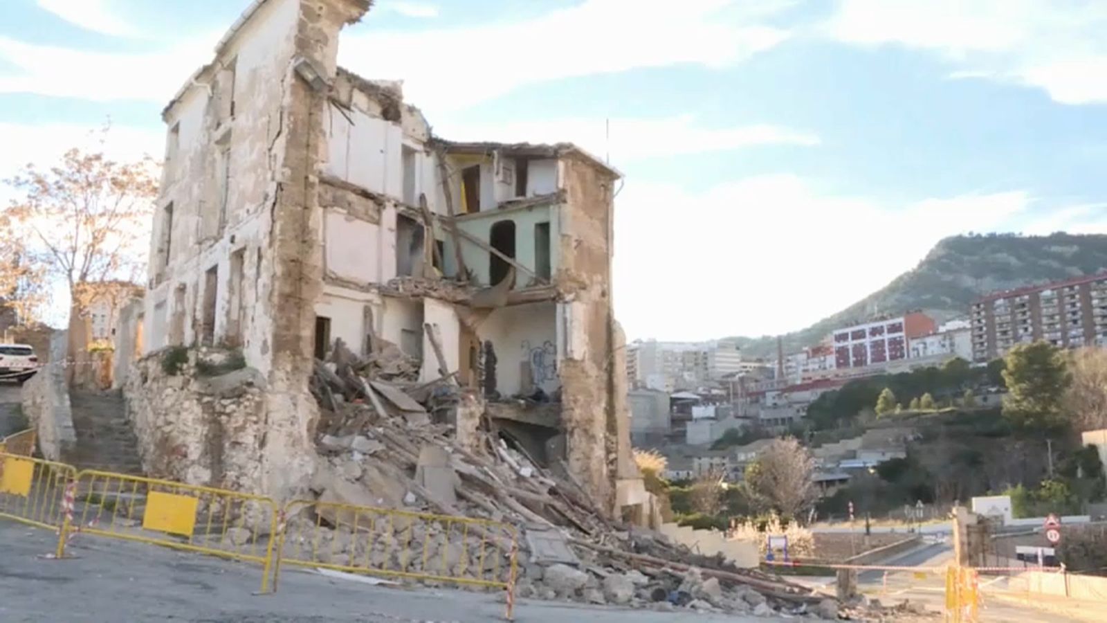 Moment de l’enderroc d’un edifici a Alcoi