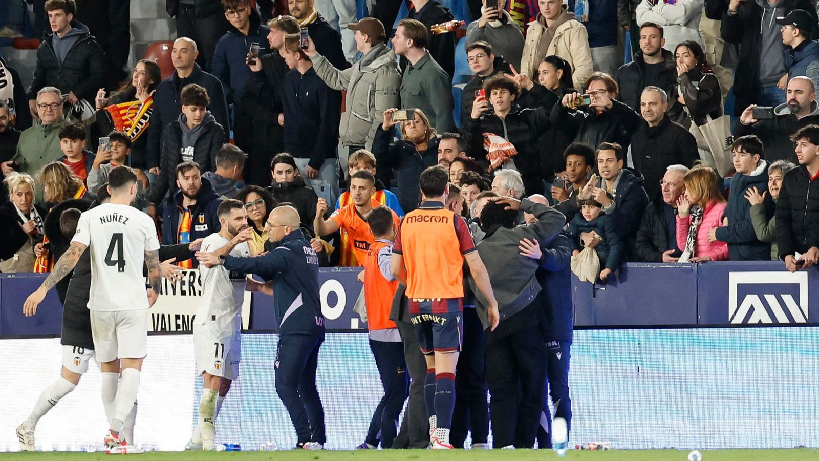 Bronca entre els jugadors dels dos equips després del Lllevant-València
