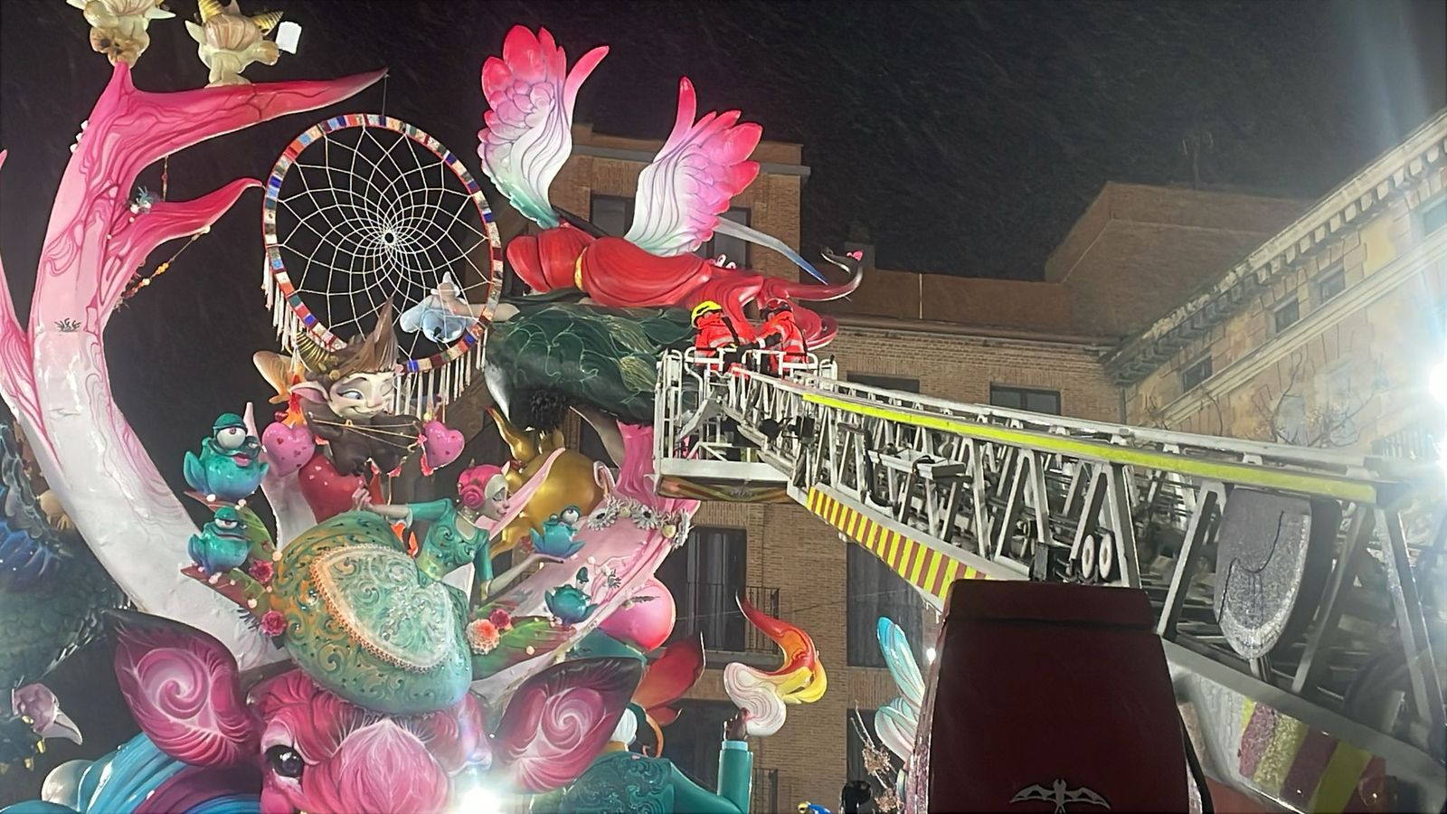 Els bombers intervenen per a assegurar l'estructura de la falla Na Jordana