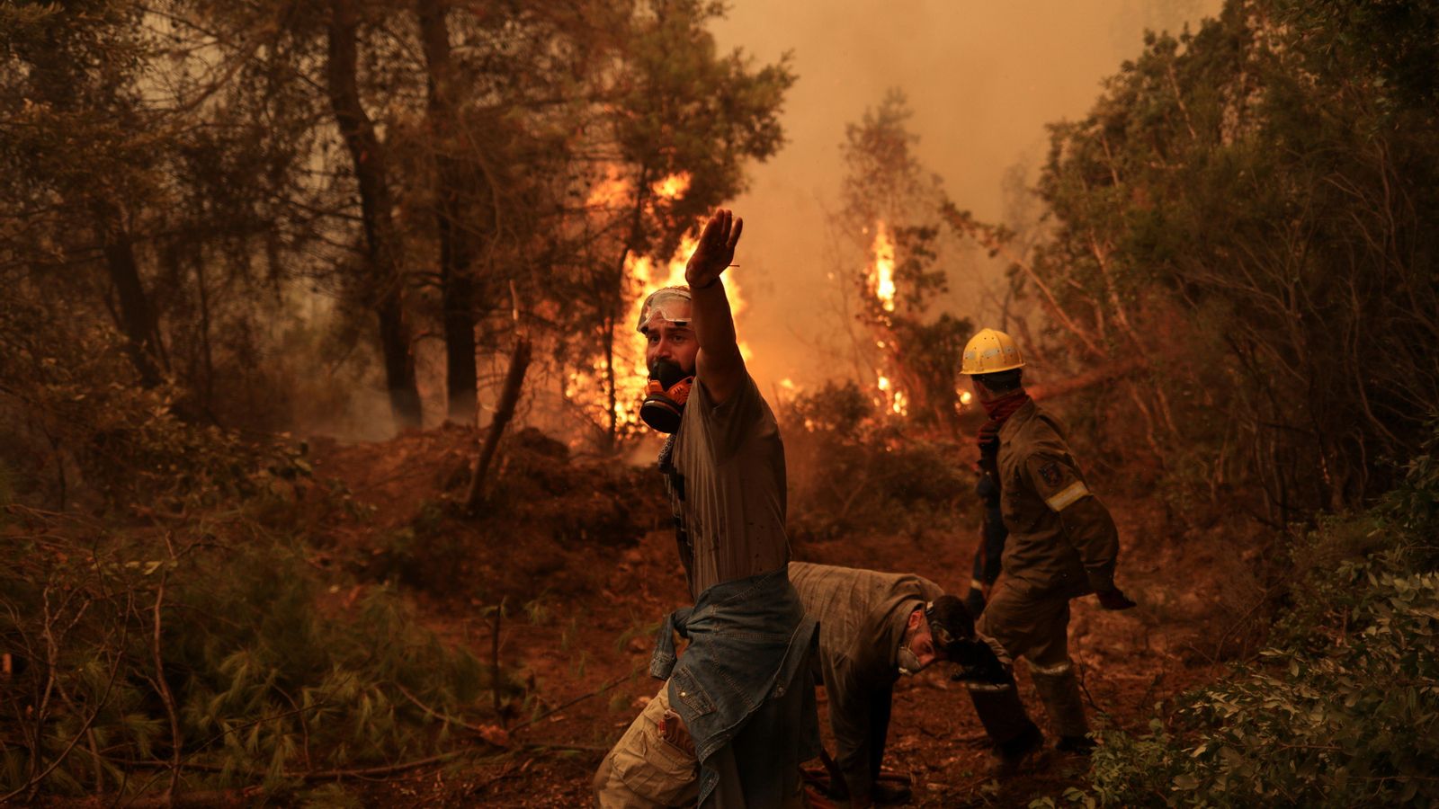 Un voluntari lluita contra les flames a Galatsona, un dels municipis afectats en l'illa grega d'Eubea