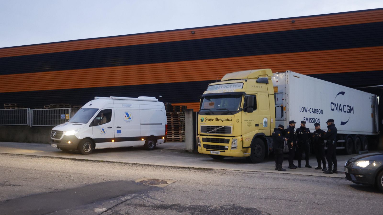 Nau industrial on es van trobar les set tones de cocaïna a Cambre