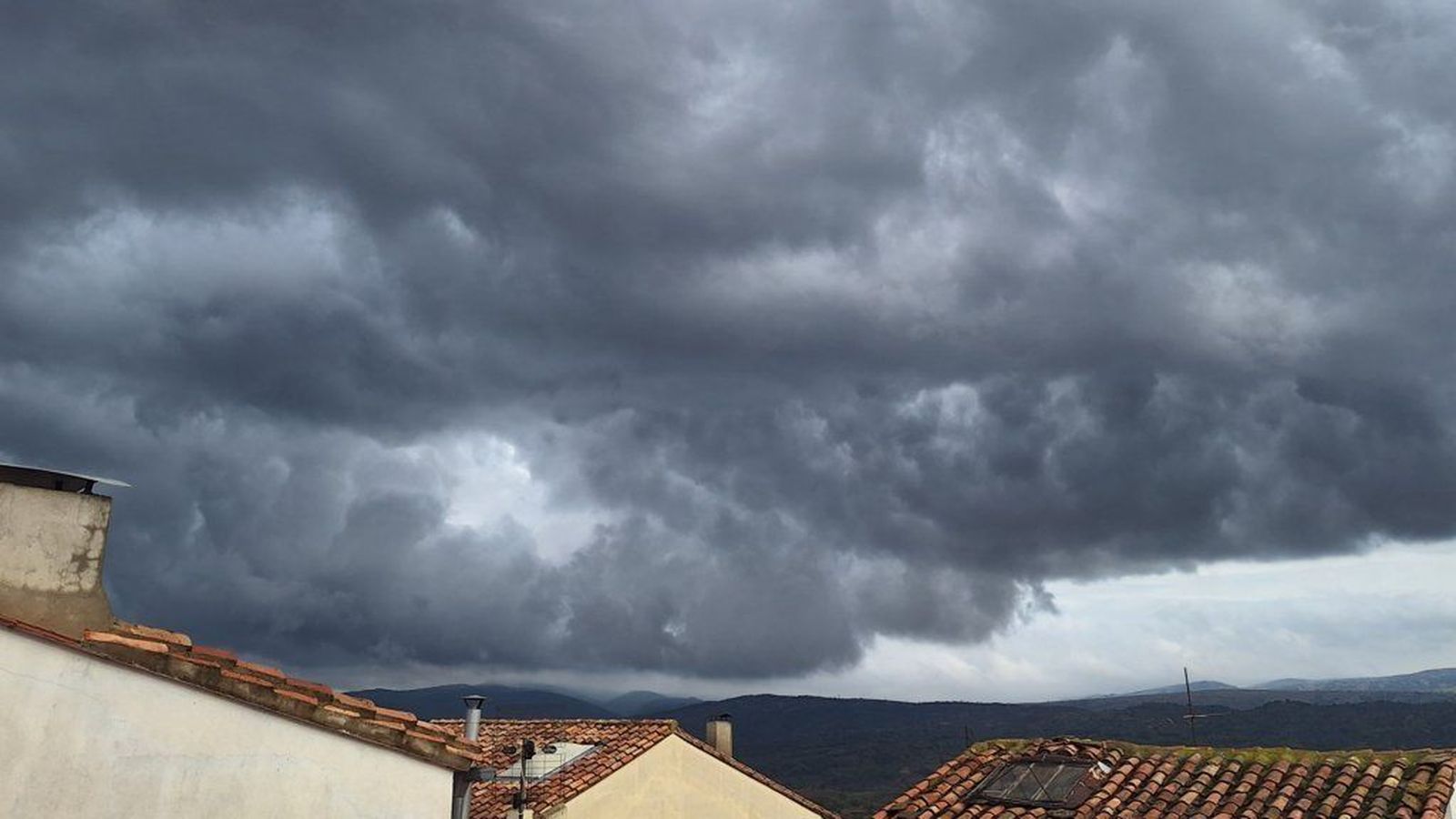 Núvols negres a Morella, esta vesprada