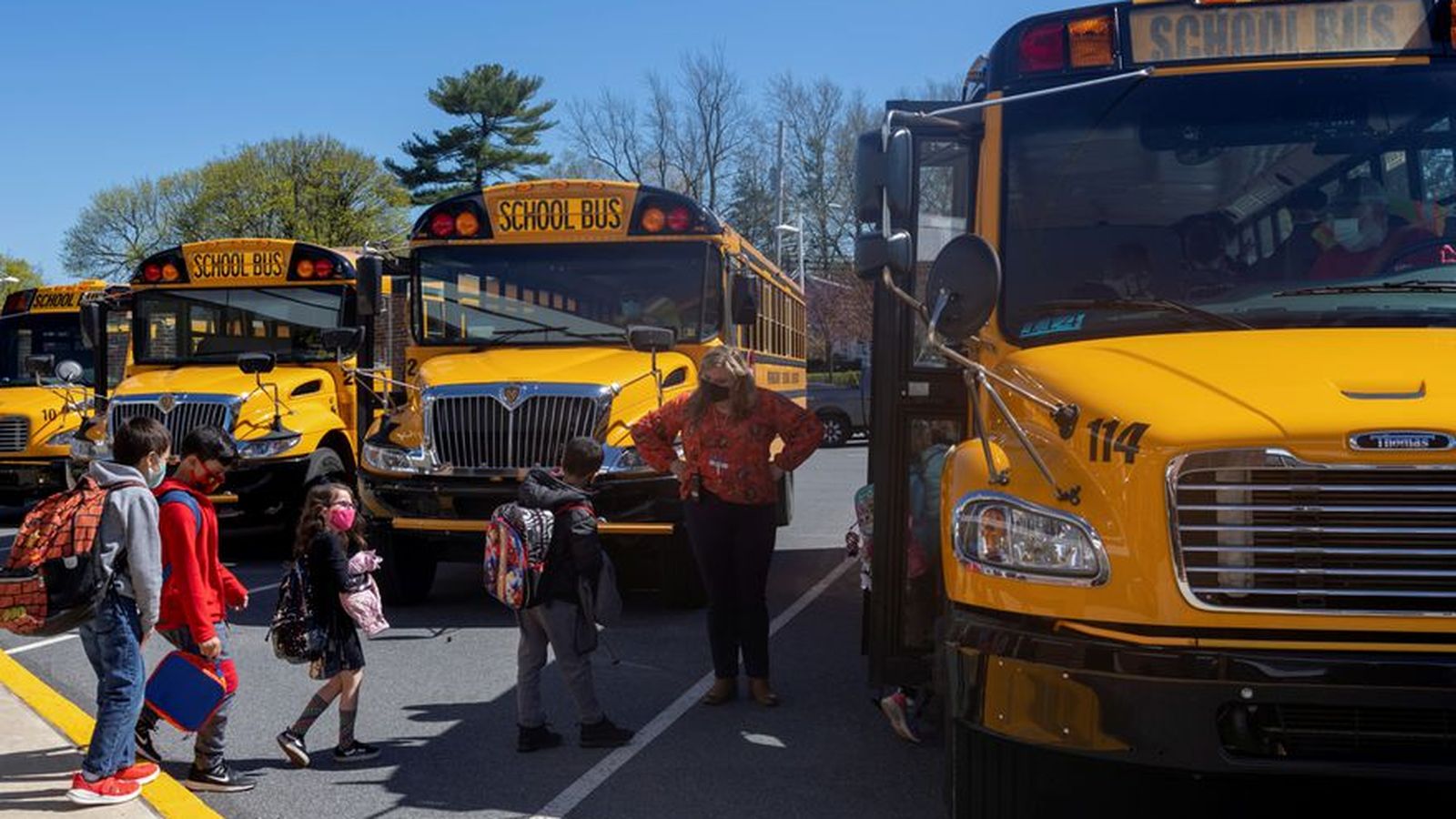 Un grup de xiquets puja a un autobús escolar als Estats Units en una imatge d'arxiu