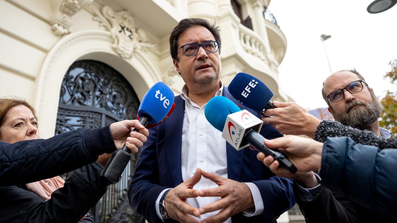 Óscar López, atén els mitjans després de la visita a l'oficina del programa Acelera Pime