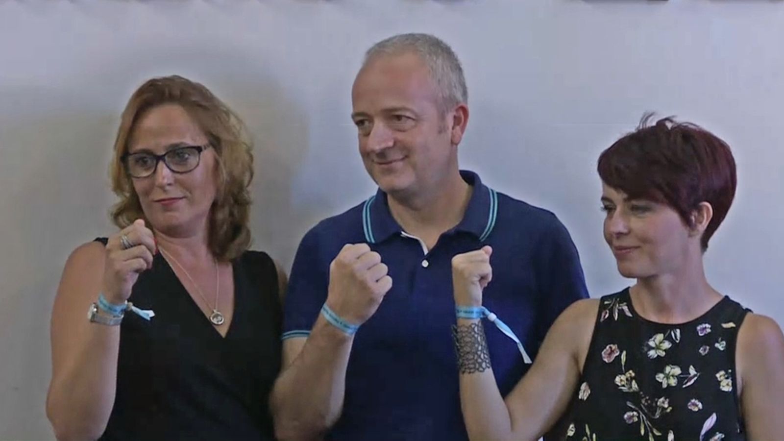 El pare de Patricia, Alberto Aguilar, la portaveu de la família, Noelia Bru, i l'advocada de SOS Desapareguts, María Teresa Rojas, han oferit una roda de premsa a la ciutat d'Elx per a parlar de l'arribada de Patricia a Espanya i del seu estat de salut