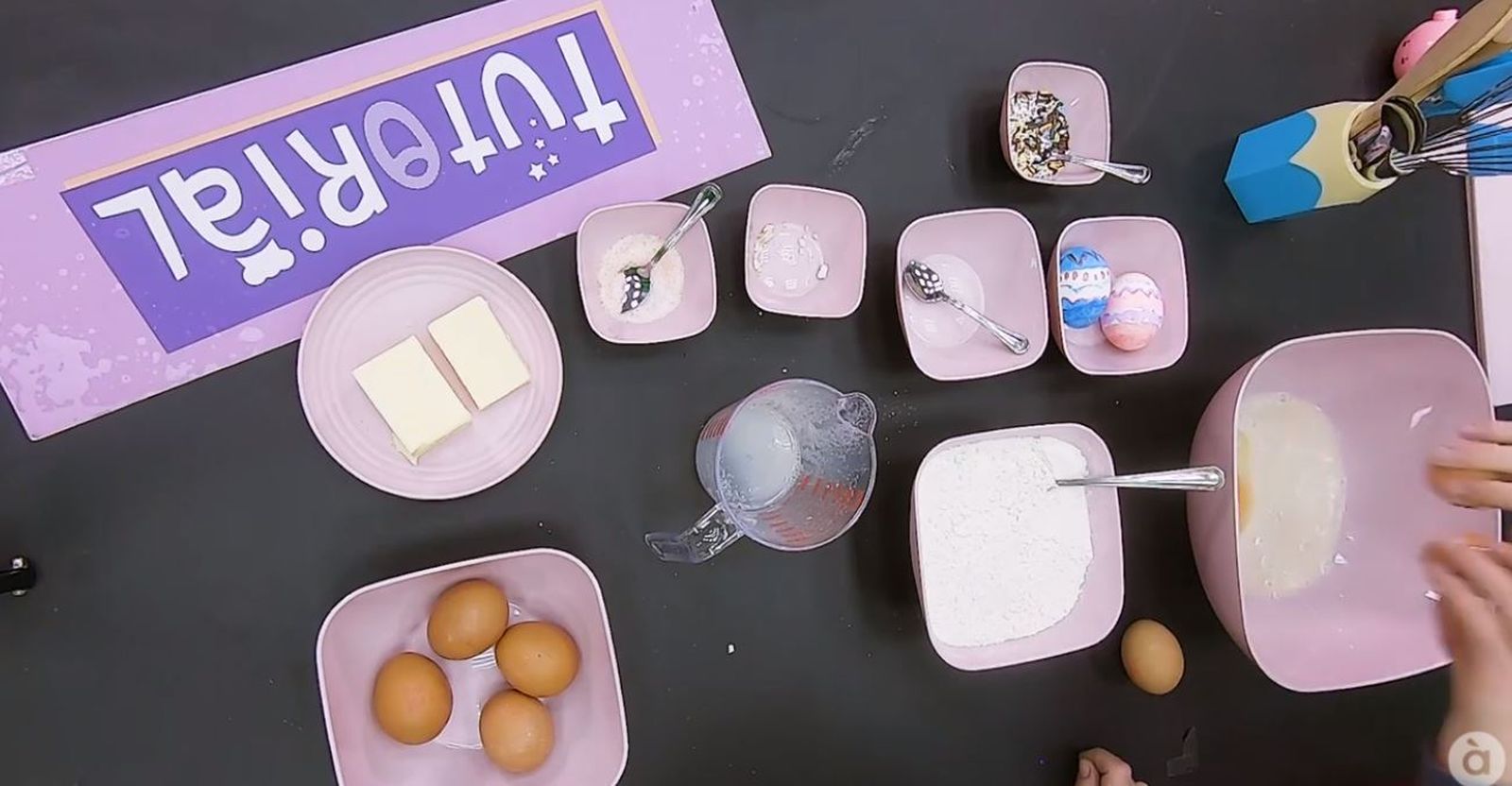 Els ingredientes per a fer una mona de Pasqua casolana